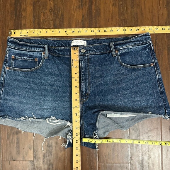 ABERCROMBIE & FITCH Cut-Off High-Rise The Mom Jean Short in Blue - Picture 8 of 8